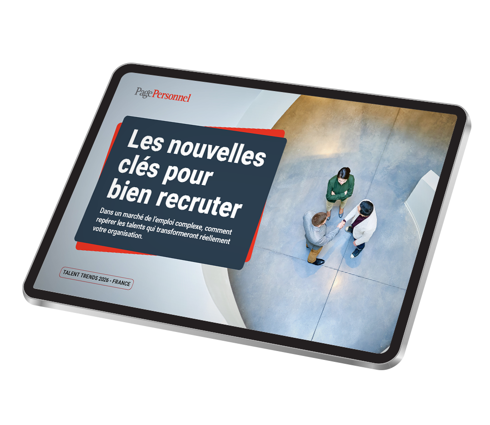 Image supplémentaire sur les tendances en matière de talents à l'horizon 2026, représentant une tablette et un groupe de personnes en tenue professionnelle