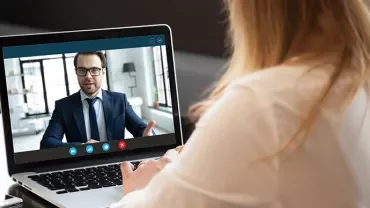 Femme en entretien d'embauche en visio