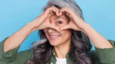 femme qui fait un coeur avec ses mains