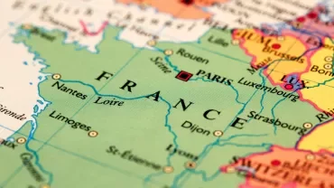 Carte de la France avec des villes comme Paris et Nantes.