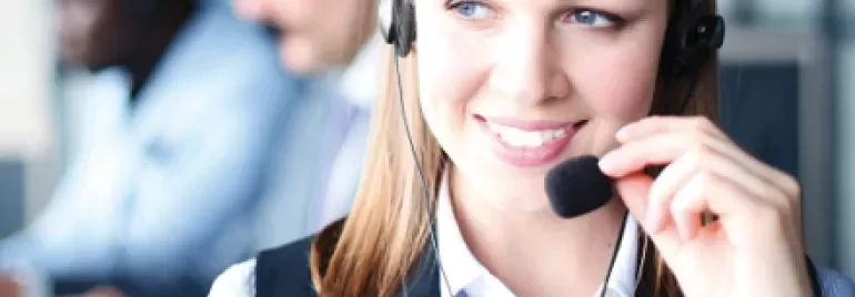 Personne au standard téléphonique portant un casque.