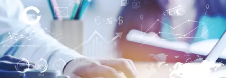 Personne tapant sur un ordinateur portable avec des graphiques en arrière-plan.