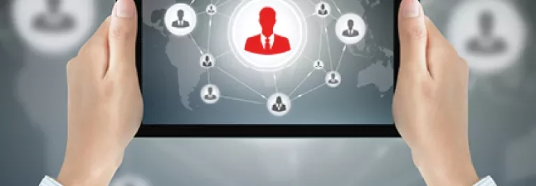 Tablette montrant une carte mondiale avec des icônes de connexion