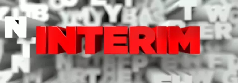 Mot 'INTERIM' en rouge avec des lettres floues à l'arrière-plan.