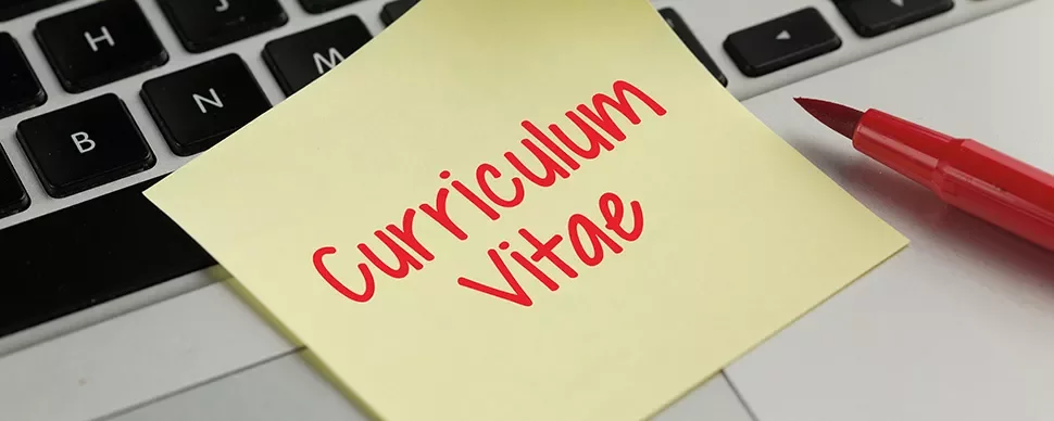 Post-it jaune avec 'Curriculum Vitae' sur un clavier.