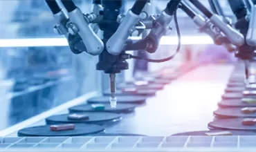 Bras robotiques travaillant sur une chaîne de montage en usine