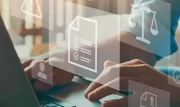 Travail sur un ordinateur portable avec des icônes de documents et de justice en superposition.