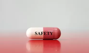 Une capsule bicolore avec le mot 'SAFETY' inscrit.