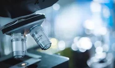 Gros plan sur un microscope avec un arrière-plan flou.