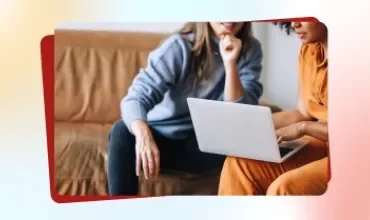 Carreau promotionnel tiré de Talent Trends 2026 représentant deux femmes pointant du doigt un écran d'ordinateur