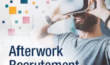 Homme utilisant un casque VR lors d'un événement de recrutement.